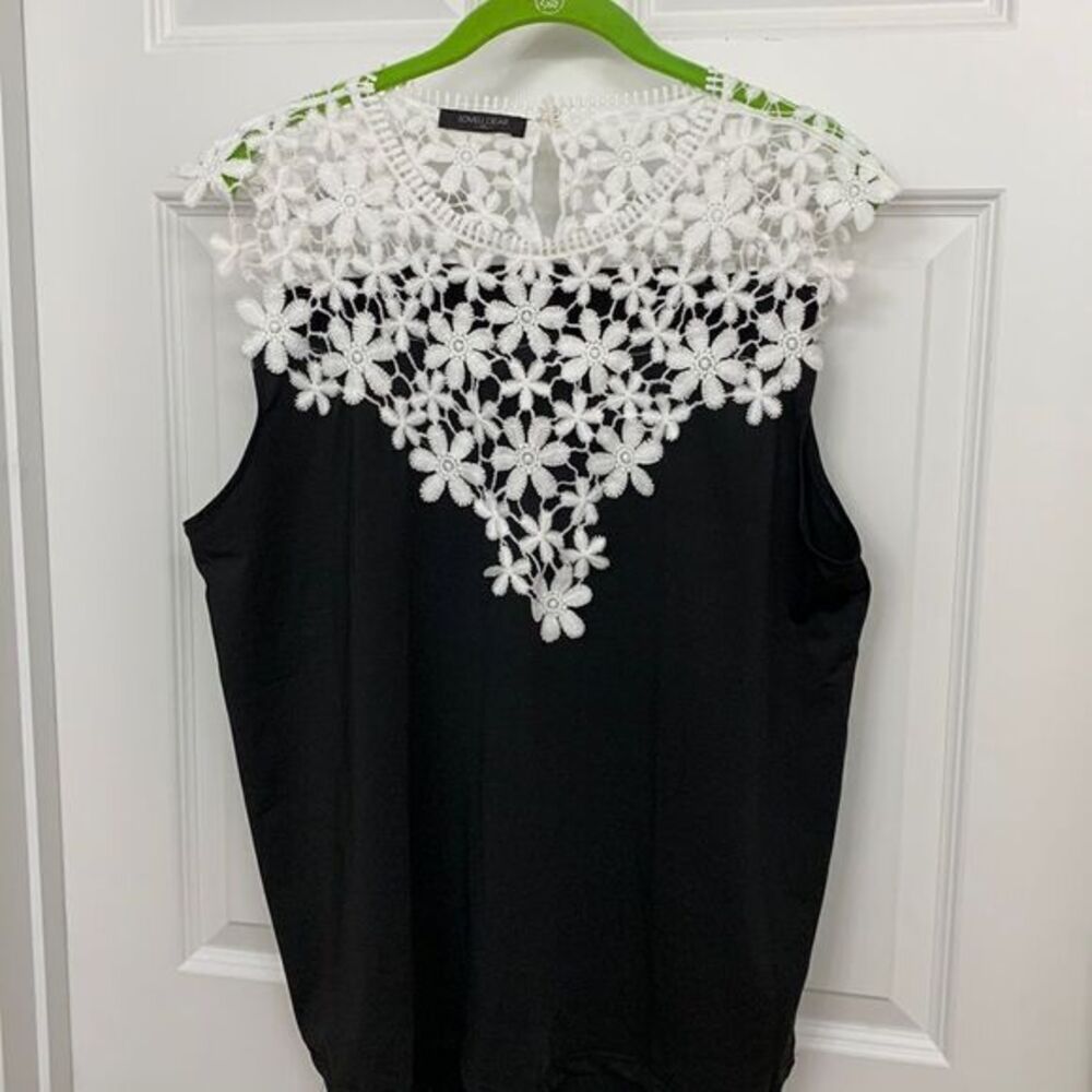 LoveU.Dear size XL sleeveless black top with crocheted daisies detail shoulder